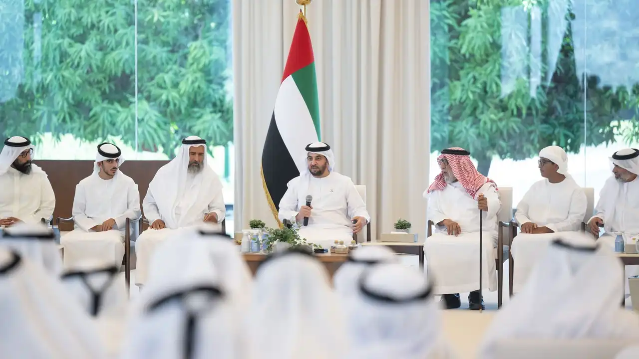 حمدان بن زايد يجتمع مع مواطنين في قصر الظنة
